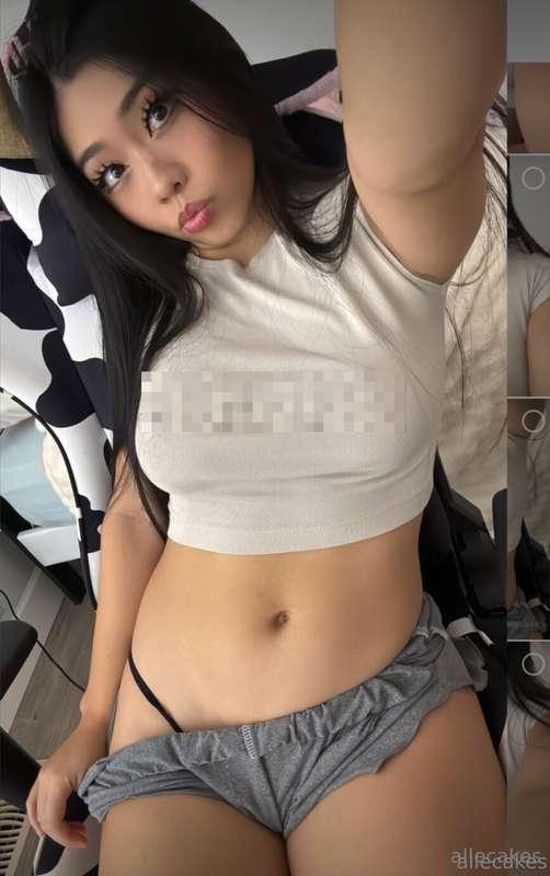 cum say hi while I still have no bra on 😉 @allecakes 