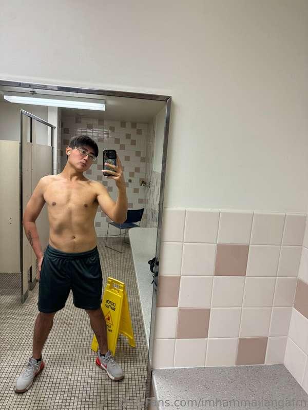 Feelin cute at the gym. Excited to start training back my le..