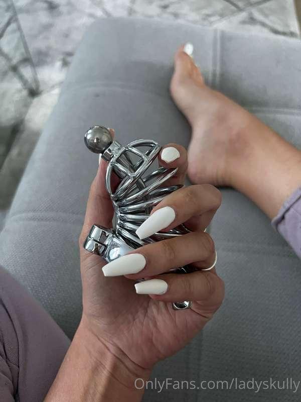 Mhhh … wer wird wohl der nächste sein? 1….2….3…. LADY SKULLY..