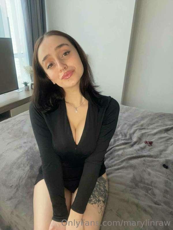 Do u like my black outfit or u prefer black lingerie?😏