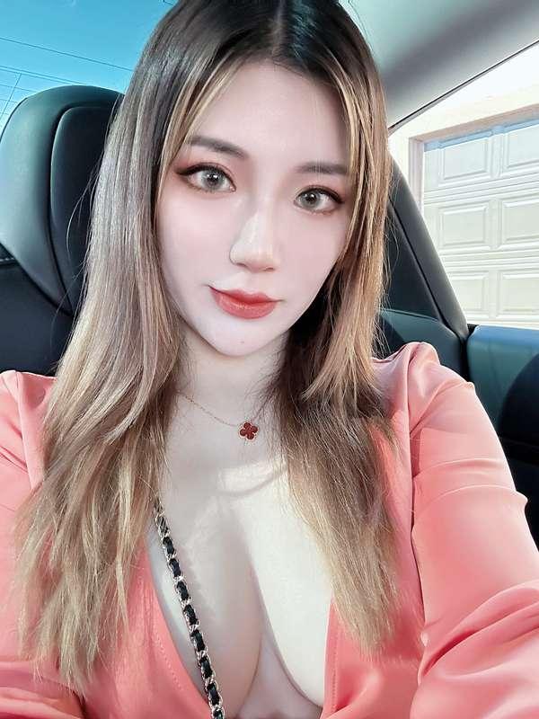 Don't really like wearing bras when I go out haha 最近出门都不太爱穿胸..