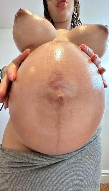 Would you fck a pregnant mommy? 🤰🏼🙂