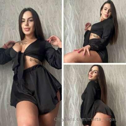 Hot mommy @cleo_fit will rub up a kitchen and your 🍆 after 😈..