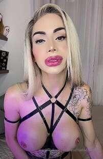 horny masturbating🥒🖐🏻 with a rich gothic lingerie 📦👙 I start..