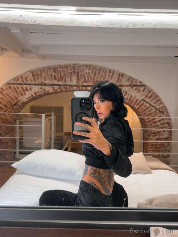 stavo testando il letto e mi sembrava la posa migliore 👀