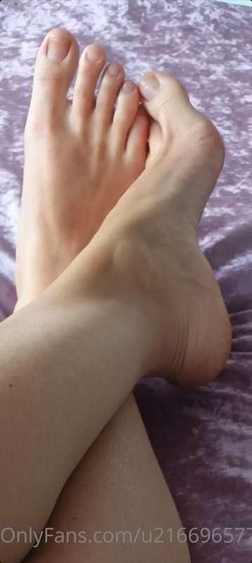 Am I in need of a gel polish or Stay Natural?????👣👣👣👣