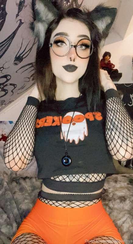 ✨🧡 goth girls in fishnets anyone? 🧡✨