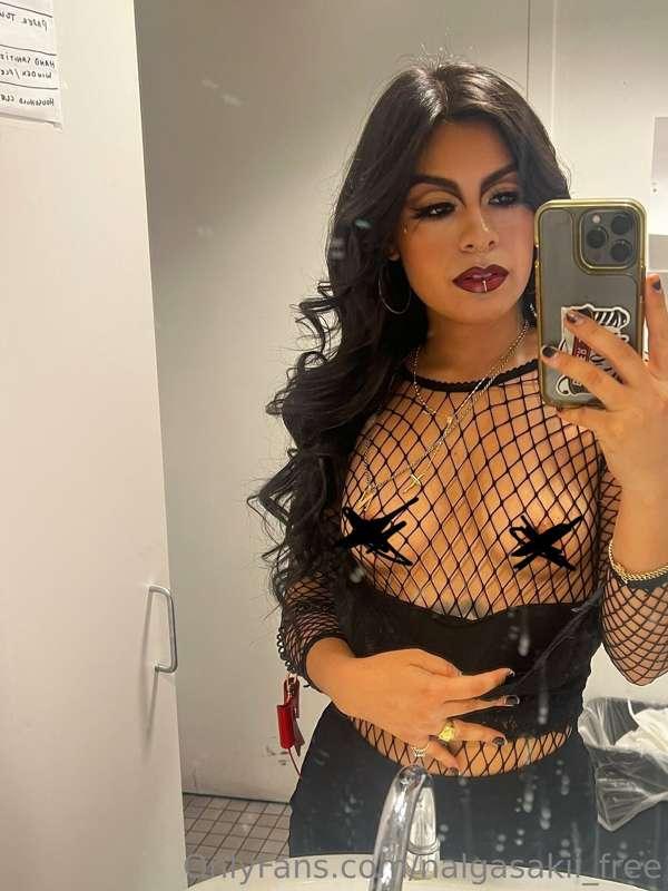 this fishnet bodysuit thooo 😁😎