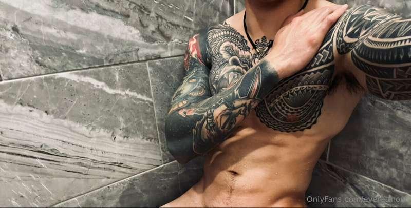 Shower for two. Bring a friend. 💦