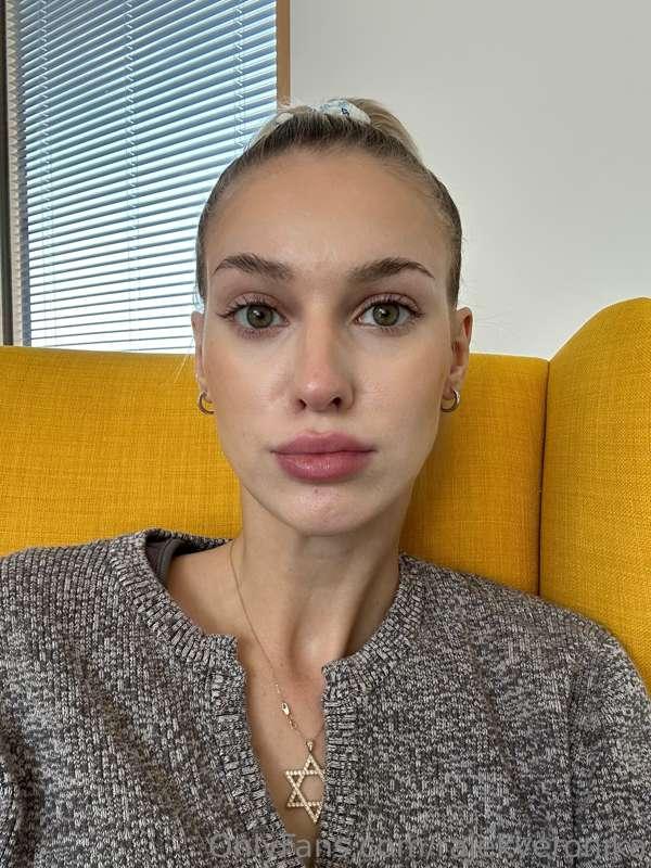 How old do I look without makeup? 😍 do you prefer me without..