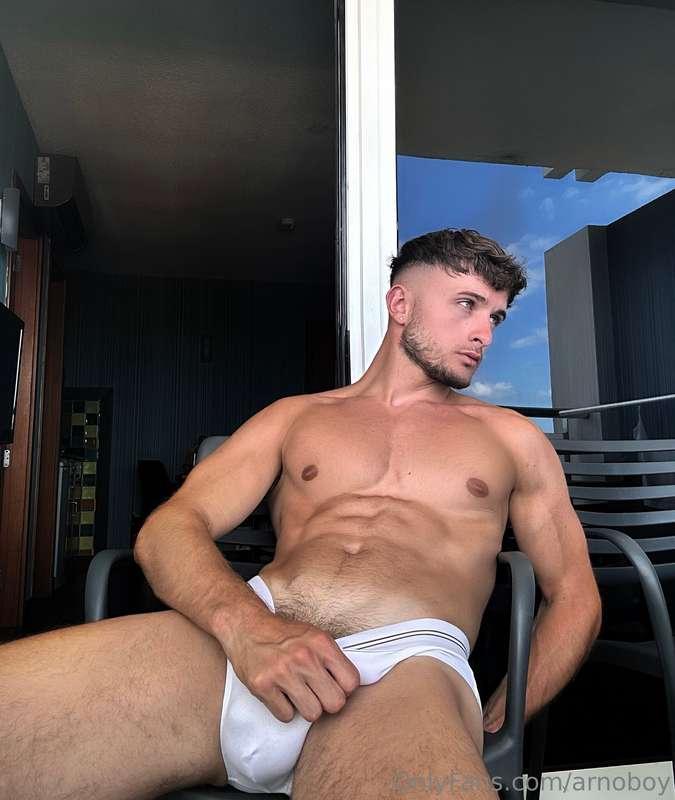 Qui se met entre mes cuisses ?