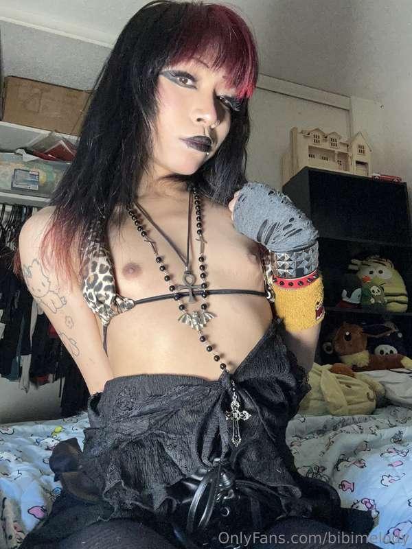 All this skin, waiting for your dirty thoughts 🤤