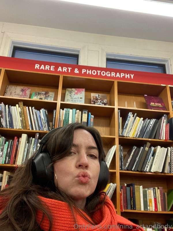It's me, I'm a rare art book & photography.