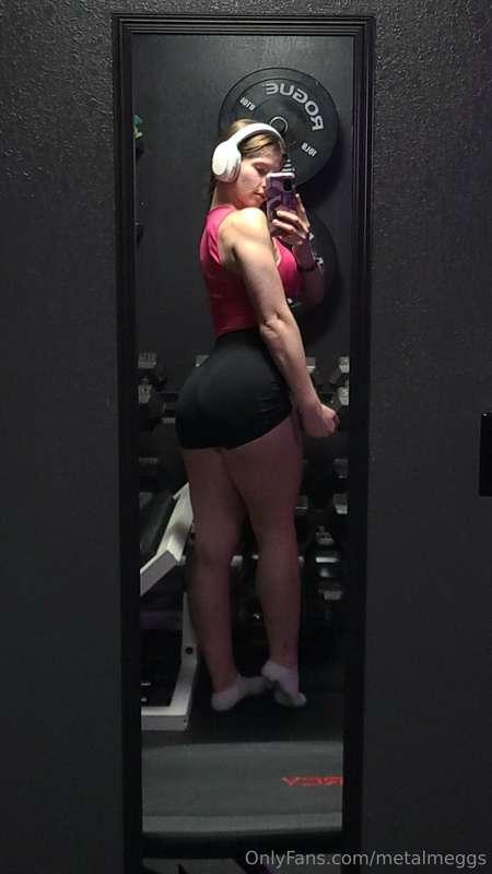 Happy Sunday 😁
Enjoy these leg pump pics from last night. I ..