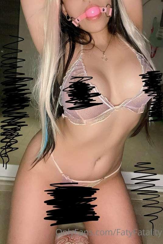 Lencería transparente y una gagging ball asfixiándome.
Desbl..