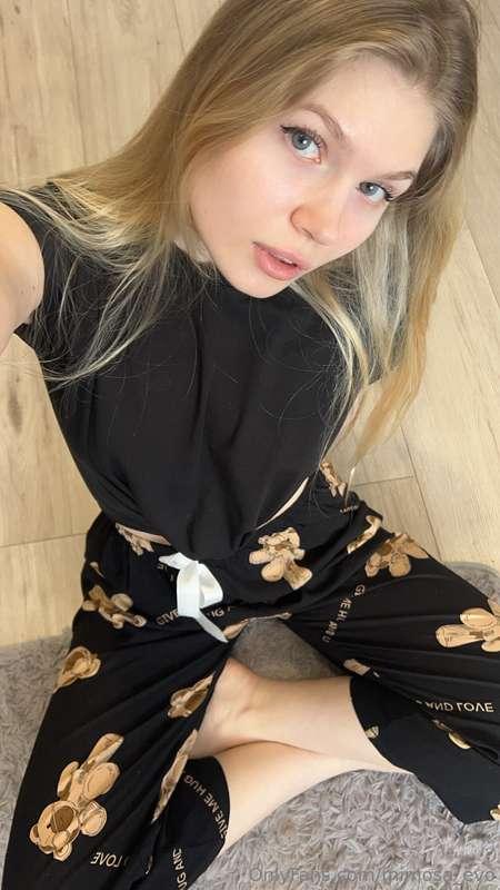 Do you like it when I look up at you from below? 🔥👀💋