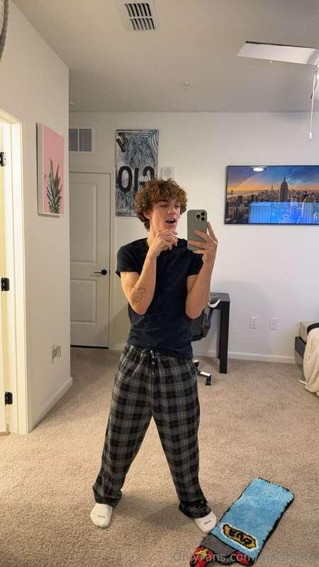 New pic set ❗️❗️❗️do you want to pull down my Pajamas?? 😈😈😈