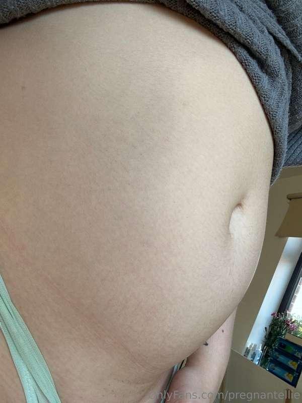 pregnantellie image #0