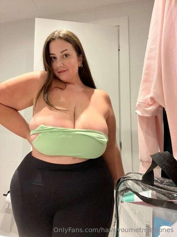 My boobs are so big they don't fit in my sports bra🙈💗