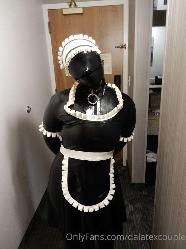 Here is a cute little latex maid for your OF timeline <3
