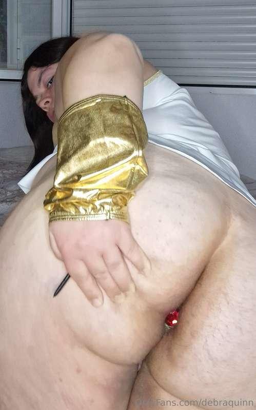 A esta diosa le gusta llevar su plug siempre 🤭
