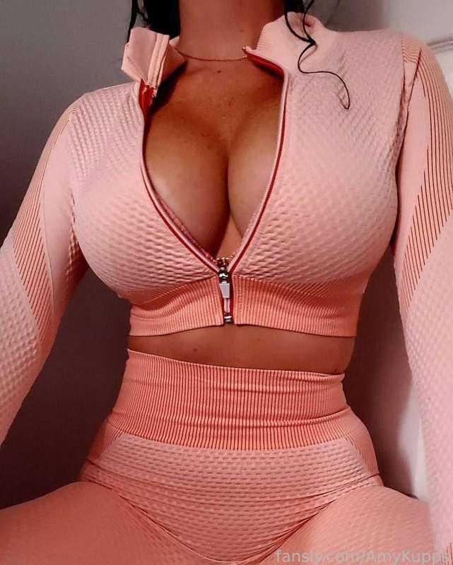 Who wants to give me a work out 🔥🔥🔥 #bendmeover #milf #workout #boobs
