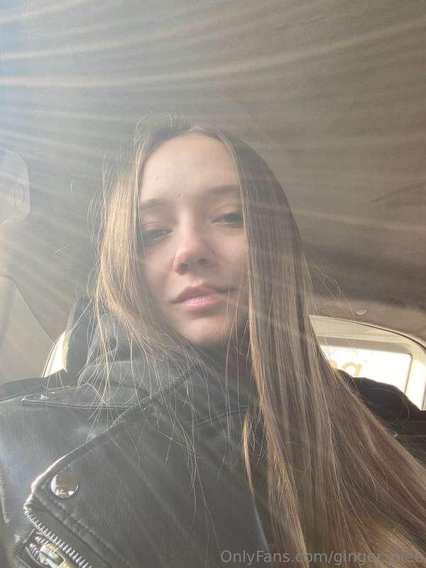 The sun is shining, houses flashing outside the window☀️ I'm..