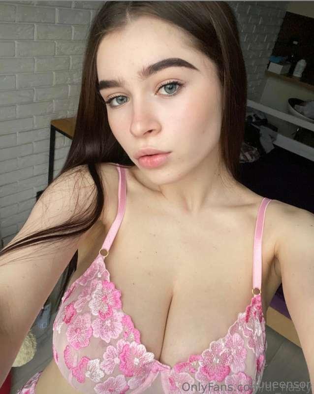 https://onlyfans.com/cutie_dixie@cutie_dixieLooking for some..