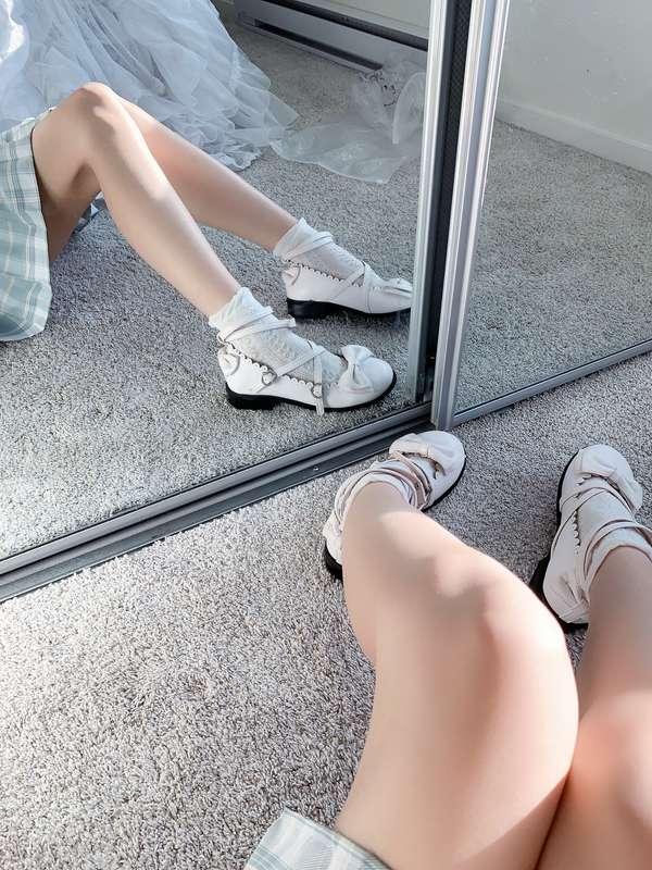 Tehehe~ some extra spicy content with my smelly white socks~..