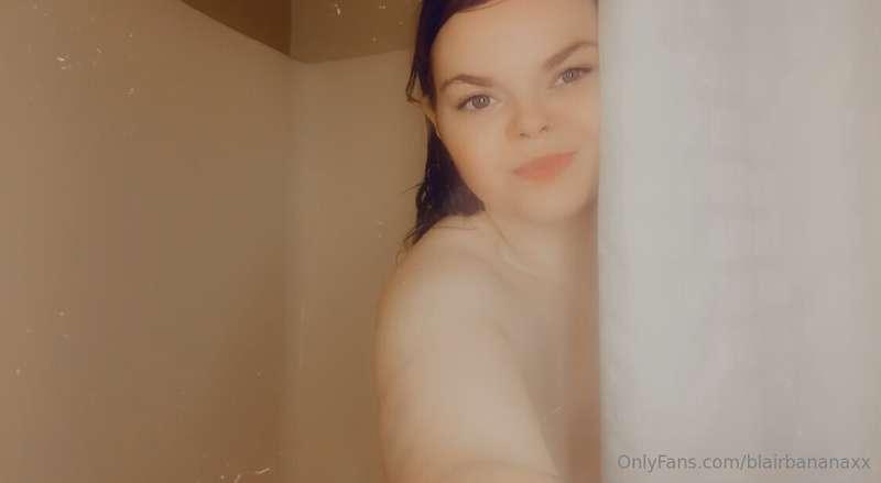 Getting my titties soapy and slippery for you 😈