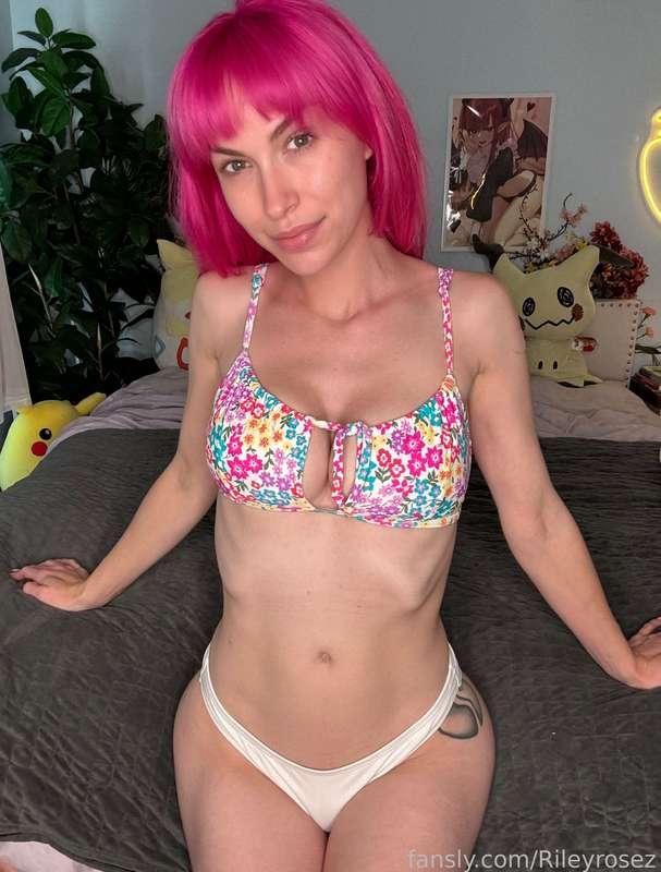 Going to the beach today! Comment and tell me which bikini is your favorite! 😘

Tip and ill send some pictures of me at the beach ✨