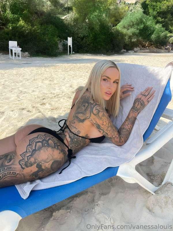 Down to play with me ? 😈💋