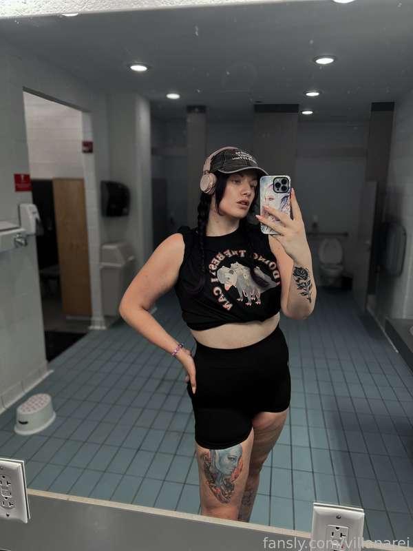 Tricep workout at the gym today 💪🏻 Plenty of flexing photos after my workout for your viewing pleasure! And today’s workout in the locked text for subscribers! 💖

#fyp #tall #tallgirl #goth #gothgirl #altgirl #alternative #purplehair #thicc #musclemommy #muscles #muscular #musculargirl #triceps #biceps #arms #workout #gym #fitness