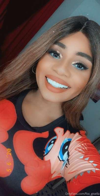 A smile to wish them happy Sunday 😘❤️😊