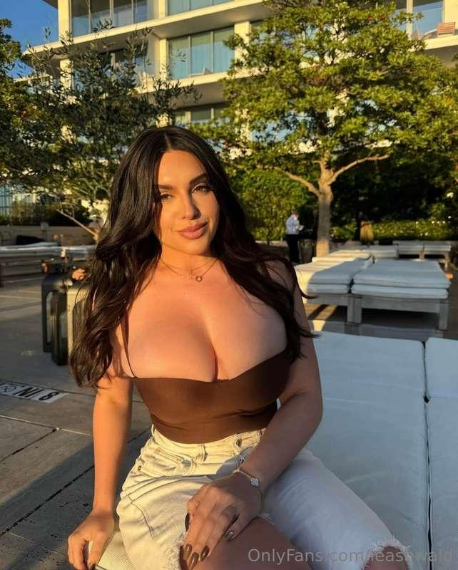 Sun kissed 🥰 Your favorite brunette 😘