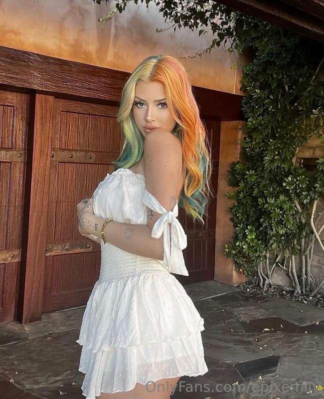 rainbow hairrrr!! gives a pop on my look 🌈🌈🌈