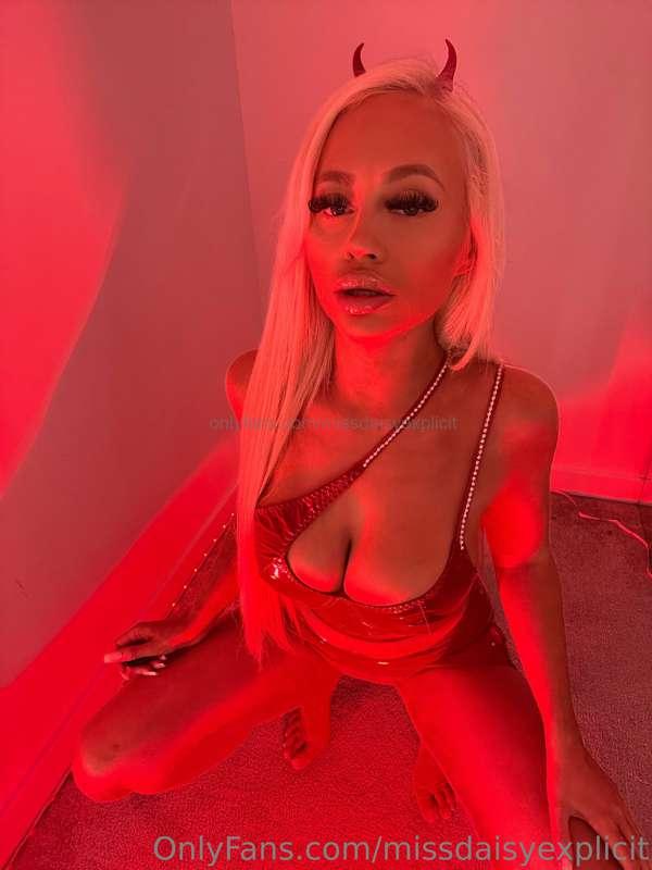 I’m the devil, it’s hot 🥵 in here 😈