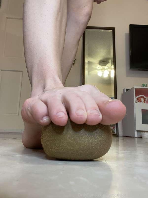 Watch me crush this kiwi with my bare soles until it explode..
