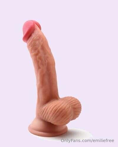 I don't have a dildo with testicles and I want it so badly🥹 ..