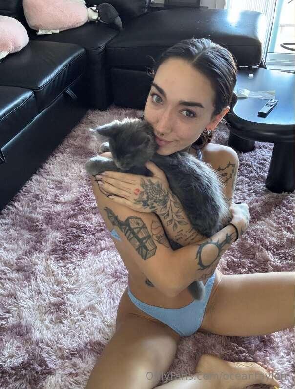 luv my kitty 🥰😸