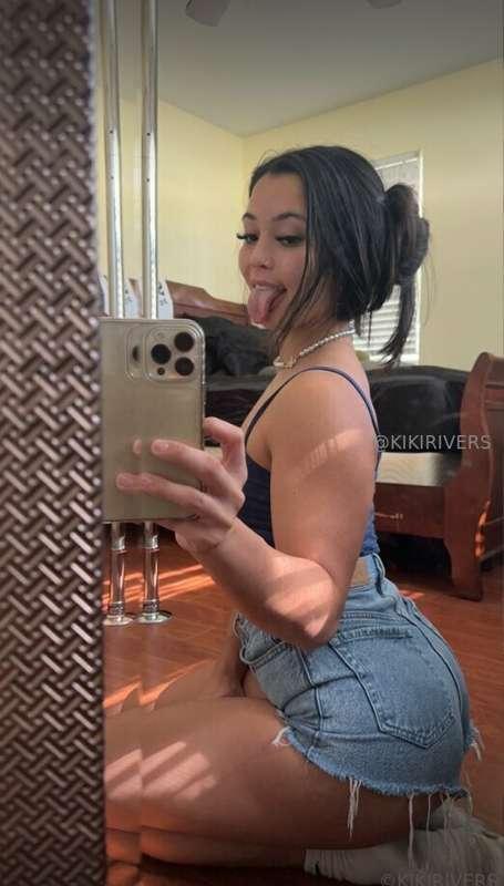 i get soooo bored when I'm home alone :( is there any dick t..