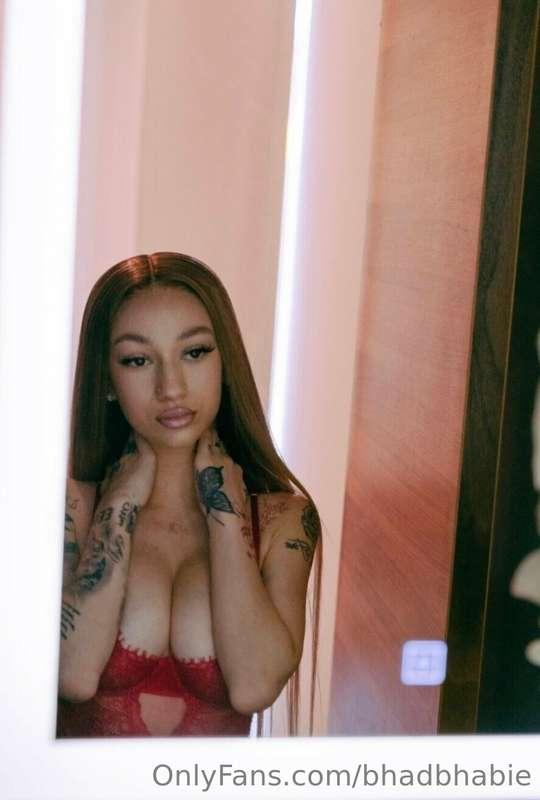 sometimes i look at da mirror to see what a real one has to ..