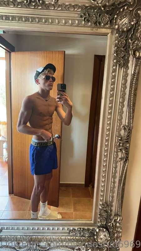 𝐖𝐡𝐨 𝐥𝐢𝐤𝐞𝐬 𝐭𝐡𝐞 𝐬𝐡𝐚𝐝𝐞𝐬😎?