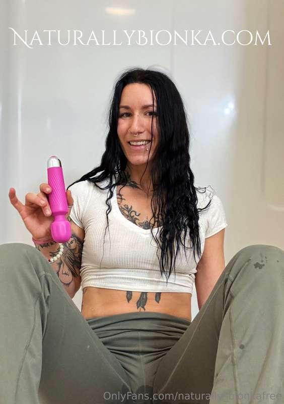 New squirting in my yoga pants video!! I found my friend’s v..