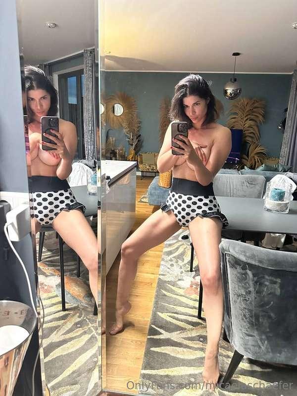 Can't help but strike a naughty pose in front of the mirror ..