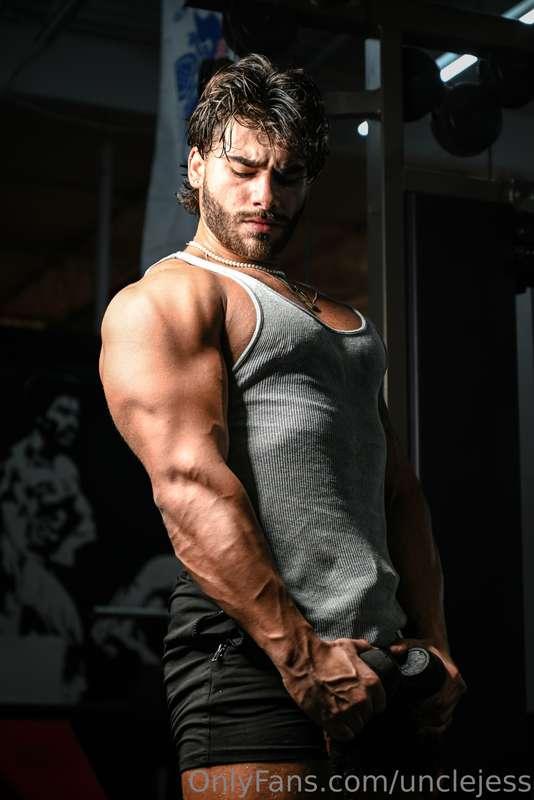 Who wants to feel these big muscles ?? Video drops tonight a..
