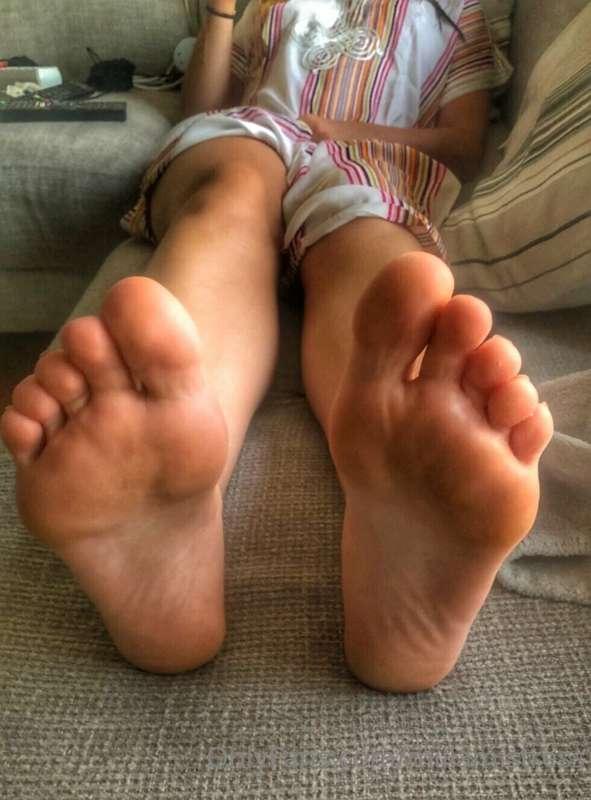 Lick my feet my slut!!!🦶🦶😡😡😡🖕🖕🖕
