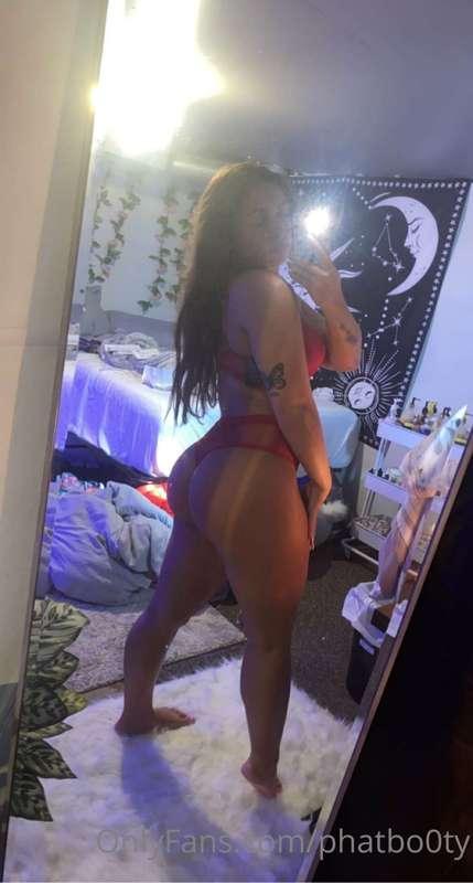 My ass looks so good in this new lingerie 🥵