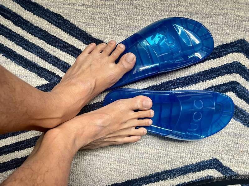 It’s my birthday today 🥳 someone decided to grace my feet wi..