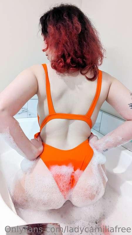 Hot foamy set with lots of good 🍑 shots! 